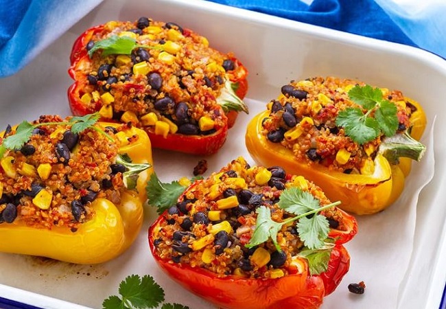 Stuffed Capsicum Recipe: रोटी, पराठे के साथ खाएं या फिर दाल चावल के साथ करें सर्व, भरवां शिमला मिर्च हर खाने का स्वाद करेगा दोगुना