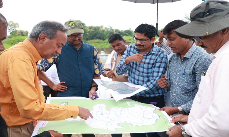 शिशिर बजाज और ट्रस्टी अपूर्व नयन बजाज ने ग्रामीण विकास को बढ़ावा देने के लिए वर्धा गांवों का किया दौरा