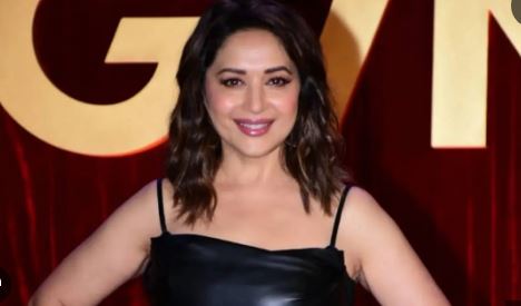 Madhuri Dixit hot Pictures: मुंबई एयरपोर्ट पर बेहद हॉट लुक में स्पॉट हुई माधुरी दीक्षित, देखें वीडियो