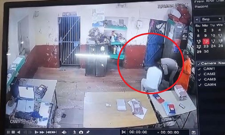 Viral Video: मोबाइल गिरने की रिपोर्ट लिखाने आये बुजुर्ग को आया अचानक हार्ट अटैक, पुलिसकर्मियों ने तुरंत सीपीआर देकर बचाई जान