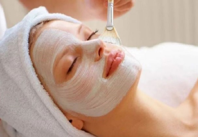 Skin care: चेहरे को गोरा करने के लिए हफ्ते में दो बार लगाएं फेसपैक, कुछ ही दिनों में नजर आने लगेगा फर्क