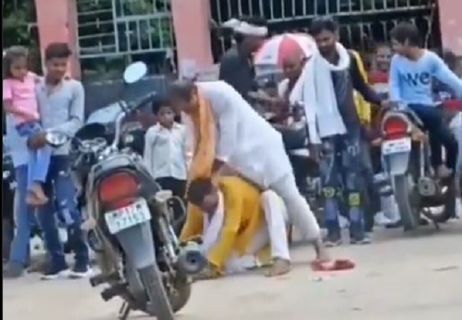 Viral video: मध्य प्रदेश में यजमान को कथा सुनाने को लेकर दो कथावाचकों में हुआ विवाद, जमकर मारपीट