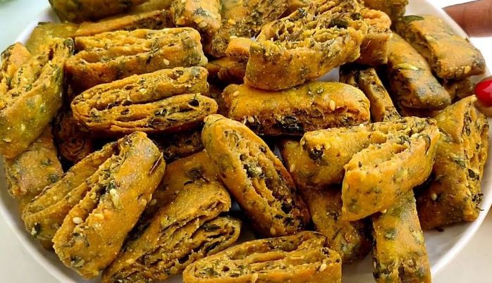 Crispy Palak Mathri Recipe: स्वादिष्ट और बेहद हेल्दी स्नैक है क्रिस्पी पालक मठरी, जाने आसान रेसिपी