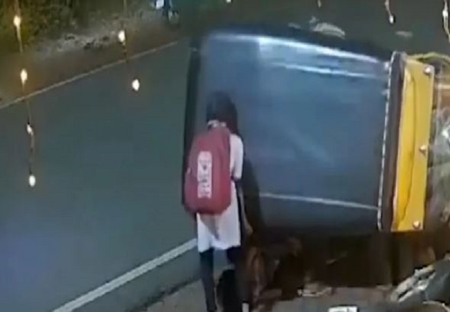 the girl ran and used all her strength to lift the auto, her life was saved.