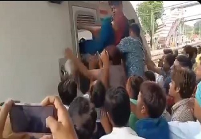 Viral video: ‘ट्रेन मैं चलाऊंगा… नहीं ट्रेन मैं चलाऊंगा, वंदे भारत ट्रेन चलाने के लिए आपस में भिड़े लोको पायलट, मारपीट का वीडियो वायरल