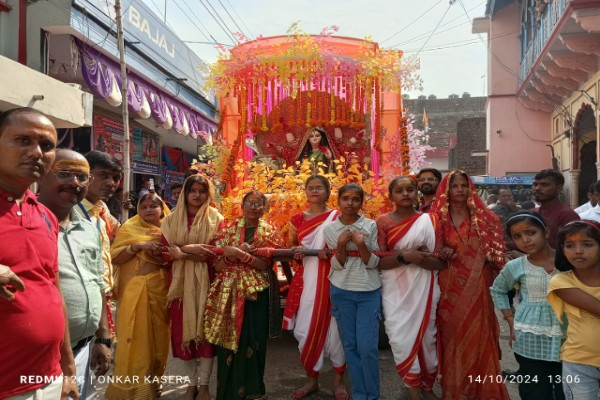 सिसवा में स्थापित मां दुर्गा प्रतिमाओं का हुआ विसर्जन,विदाई जुलूस में भाव विभोर हुए भक्त