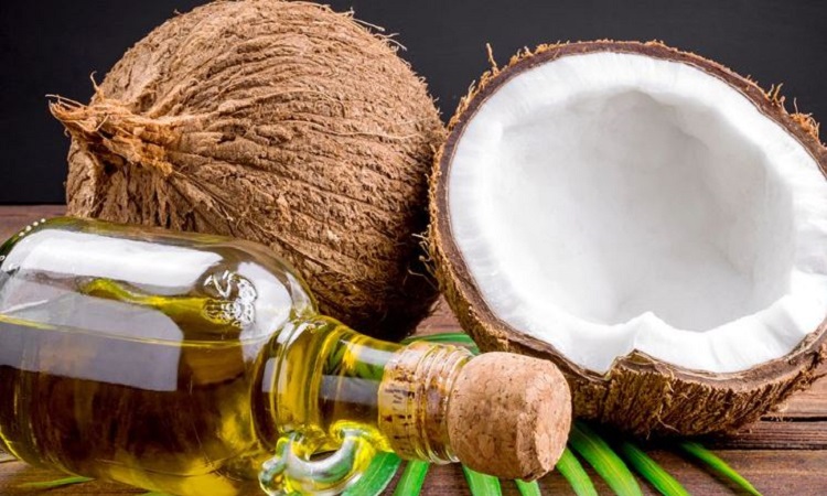 Benefits of coconut oil: नारियल तेल लगाने से ही नहीं इसका सेवन करने से शरीर, बाल और स्किन को होते हैं कई गजब के फायदे