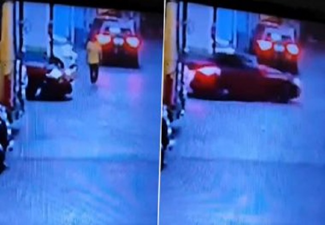 CCTV VIDEO : मुंबई के बास्टियन रेस्तरां से BMW Z4 चोरी, पार्किंग में खड़ी कार को ले उड़े चोर