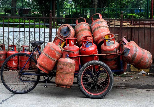 Free LPG Cylinder : दिवाली पर सरकार का बड़ा तोहफा; यूपी समेत इन राज्यों में दिये जाएंगे फ्री एलपीजी सिलेंडर