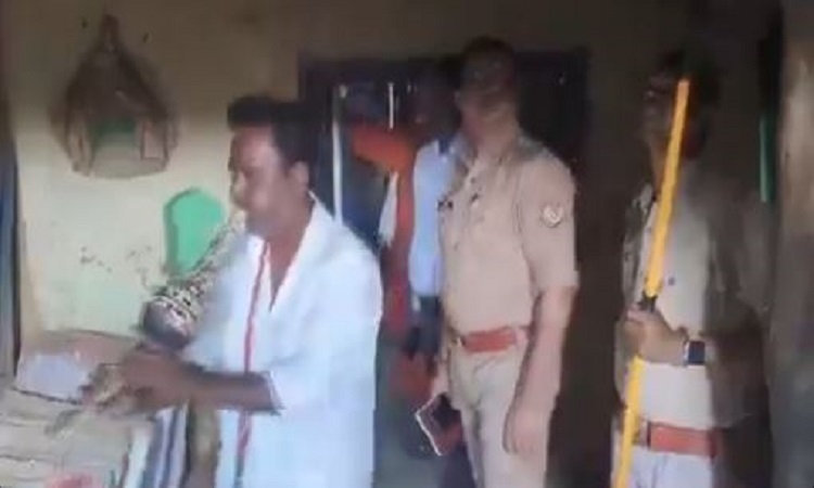 Hapur Police is searching for the snake charmer with the help of a snake charmer.