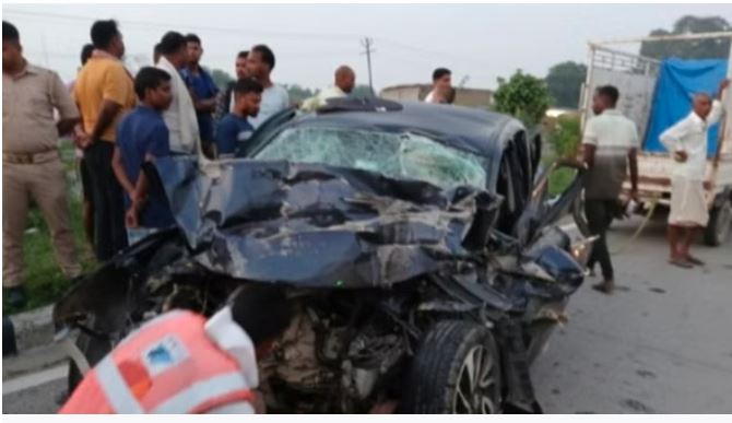 Horrible Accident in Varanasi : हाईवे पर खड़े डंपर में पीछे से भिड़ी कार, विंध्याचल से लौट रहे चार श्रद्धालुओं की मौत,एक घायल