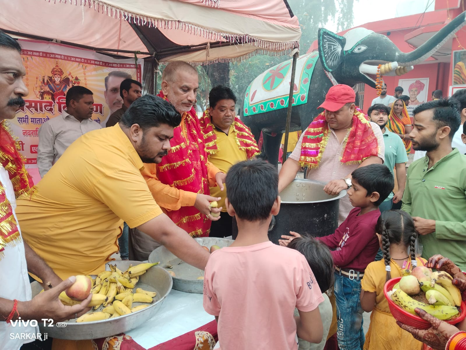 चेयरमैन नौतनवां ने माता बनैलिया मंदिर में किया दर्शन,श्रद्धालुओं में प्रसाद किया वितरण