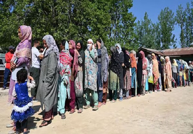 Jammu and Kashmir Voting: जम्मू कश्मीर में आज आखिरी चरण की 40 सीटों पर वोटिंग जारी; PM मोदी और कांग्रेस अध्यक्ष खरगे ने ये खास अपील