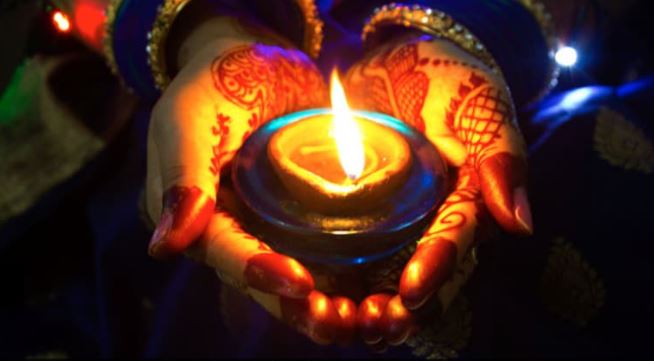 Karwa Chauth 2024 : करवाचौथ के दिन घर में इन जगहों पर जलाएं दिया , वैवाहिक जीवन के लिए होता है शुभ