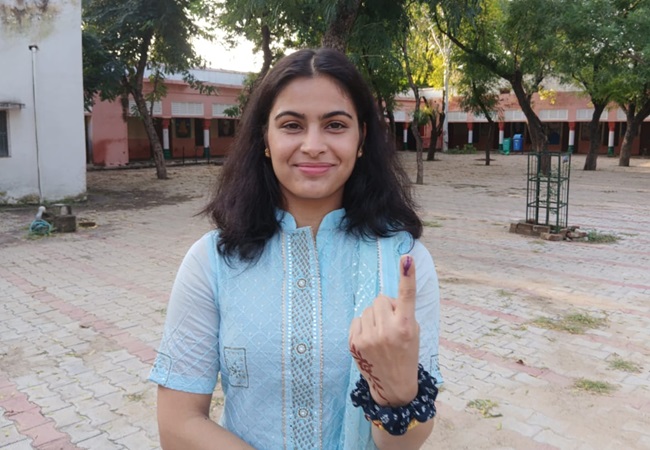 Manu Bhaker: पेरिस ओलंपिक की डबल मेडलिस्ट मनु भाकर ने पहली बार डाला वोट; फिर हरियाणा के युवाओं से की ये अपील