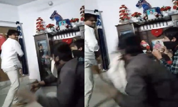 Viral video:पीजी मैनेजर ने बंधक बनाकर दो छात्रों को बेल्ट से पीटा, चीख की आवाज न सुनाई दे इसलिए दोनो के मुंह में ठूंस दिया कपड़ा