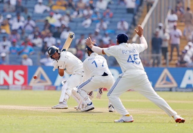 Pune Test Day 2 Stumps : दूसरे दिन का खेल खत्म, न्यूजीलैंड को 301 रनों की बढ़त; मुश्किल में भारत