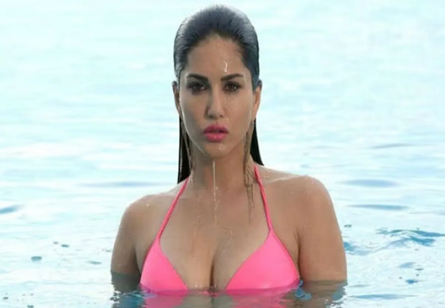 Sunny Leone Hot Video : बिकिनी पहन सनी लियोन ने समंदर में गिराई बिजली, एक्ट्रेस की हॉटनेस ने बढ़ाया सोशल मीडिया का तापमान