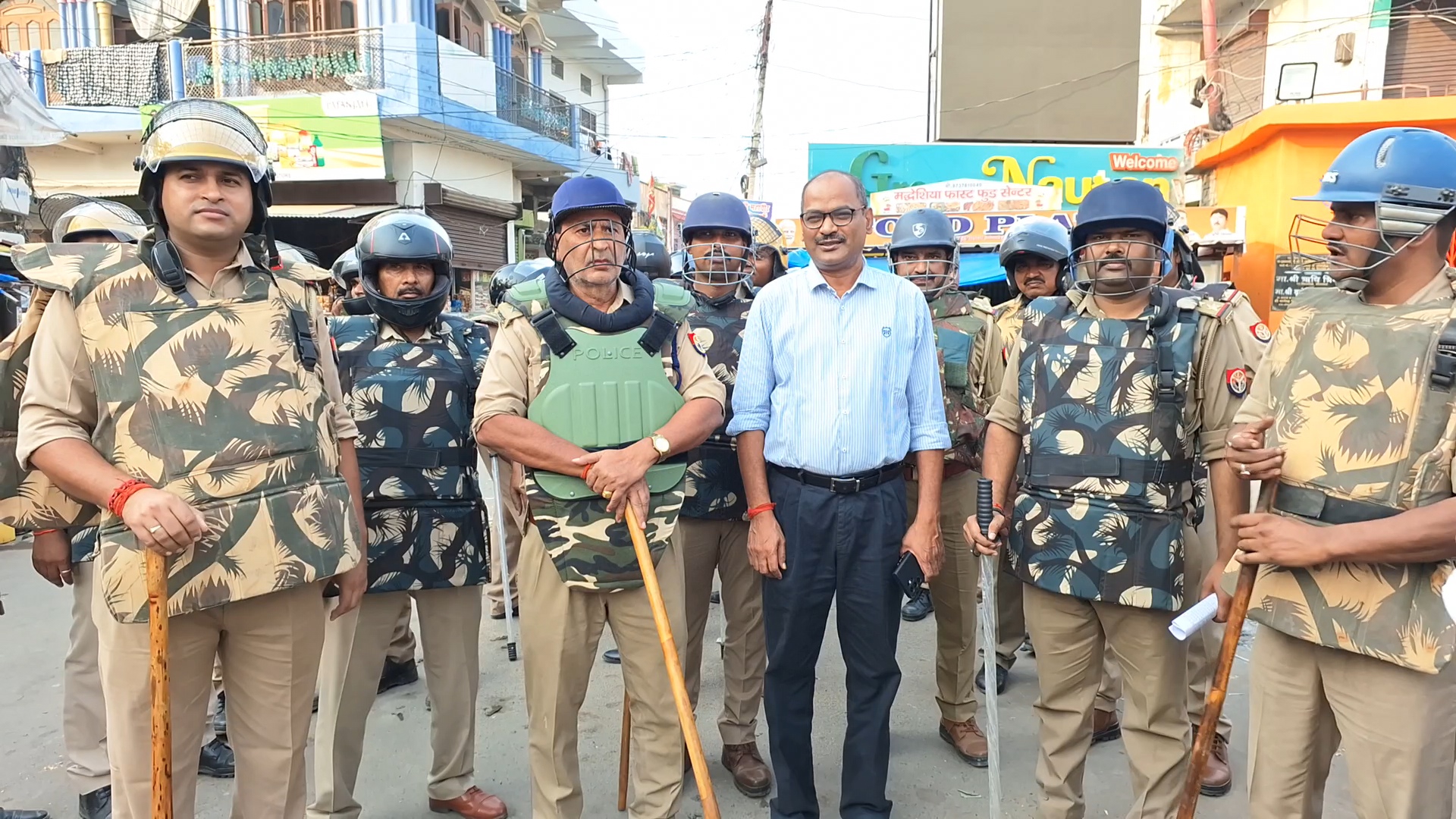 त्योहारों पर पुलिस ने कसी कमर,सुरक्षा के पुख्ता इंतजाम के बीच किया गया फ्लैग मार्च