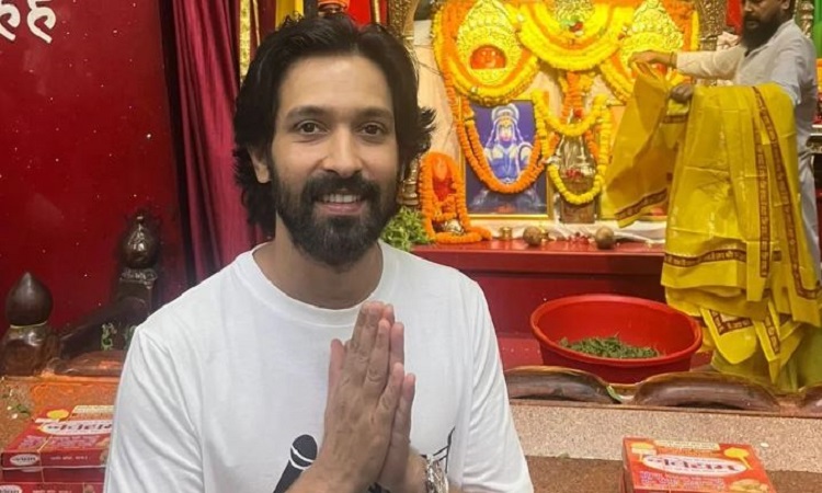 Vikrant Massey reached Mahavir Temple in Patna