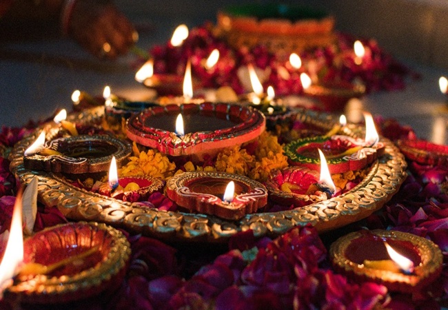 Dhanteras Ke Upay : धनतेरस की रात करें ये उपाय,  बनी रहेगी मां लक्ष्मी की कृपा