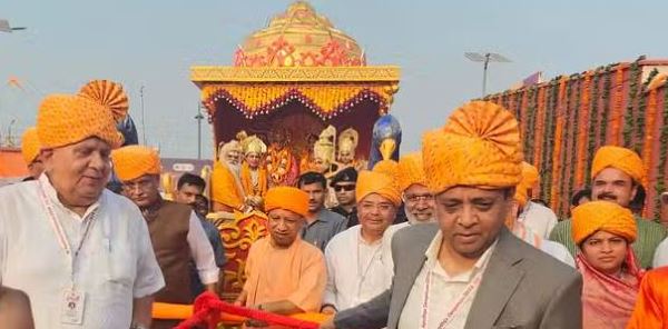 Ayodhya Deepotsav: दिवाली पर जगमग हुई अयोध्या नगरी, सीएम योगी ने भगवान राम की उतारी आरती, खींचा रथ