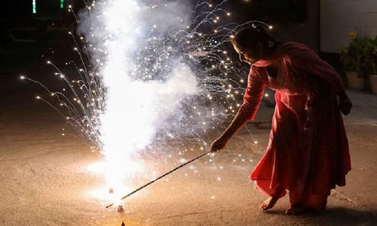 What to do if you get burnt by firecrackers: पटाखे जलाते समय अगर जल जाय तो सबसे पहले क्या करें