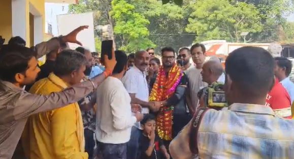 भोजपुरी फिल्म “अग्नि परीक्षा” की सूटिंग मुसाफिरखाना में शुरु, खेसारीलाल यादव को देखने बड़ी संख्या में जुटे फैंस