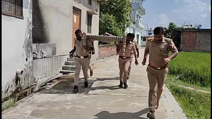 पारिवारिक कलह से महिला ने आग लगाकर किया आत्मदाह का प्रयास,नौतनवा पुलिस ने खाट पर लादकर महिला को पहुंचाया अस्पताल