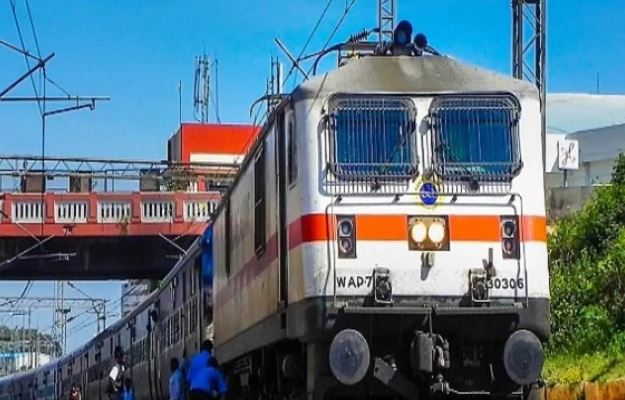 Indian Railways Tickets: रेलवे ने टिकट रिजर्वेशन को लेकर लिया बड़ा फैसला, अब इतने दिन पहले ही कर सकेंगे बुक