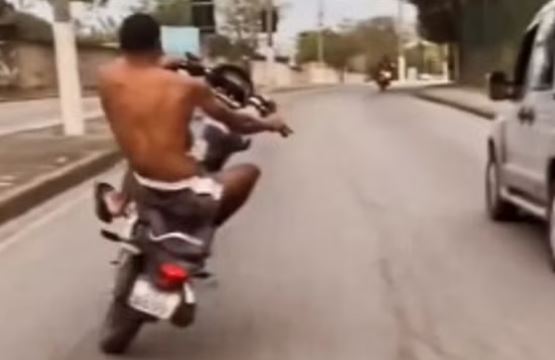 Shocking Stunt Video: शख्स बाइक के साथ कर रहा बड़ा अजीबो-गरीब स्टंट, फिर हुआ कुछ ऐसा…