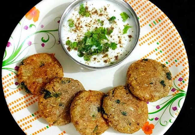 Vrat me khane wali aloo ki tikki: नवरात्रि फास्ट में टिक्की चाट खाने की हो रही है क्रविंग, तो इस तरह से बनाएं फलाहार आलू की टिक्की