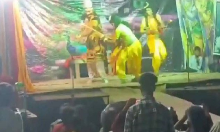 Viral video: रामलीला के दौरान आपस में भिड़ गए राम और रावण जमकर हुई मारपीट, वीडियो देख रोक नहीं पाएंगे हंसी