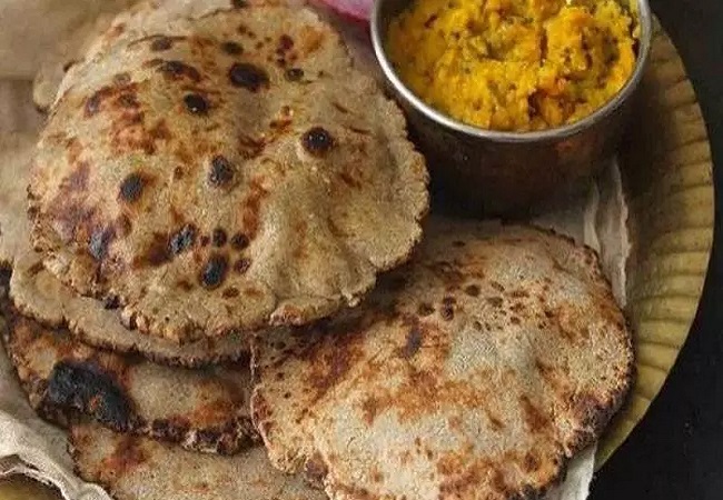 Bajre ki Roti: बाजरे की रोटी बनाने पर टूट जाती है तो ये है बाजरे की रोटी बनाने का आसान तरीका