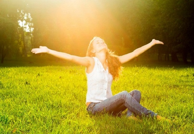 Benefits of Sunbathing: ठंड के मौसम में धूप में बैठने के होते हैं कई गजब के फायदे