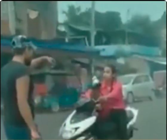 Viral Video : प्रेमी ने प्रेमिका को धोखा देते हुए रंगे हाथों पकड़ा, बीच सड़क पर गिफ्ट में दी स्कूटी वापस ली