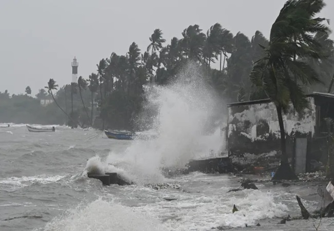 Cyclone Fengal Landfall : आज दोपहर पुडुचेरी के तटीय इलाके से टकराएगा फेंगल! भारी बारिश का अलर्ट, स्कूल-कॉलेज बंद