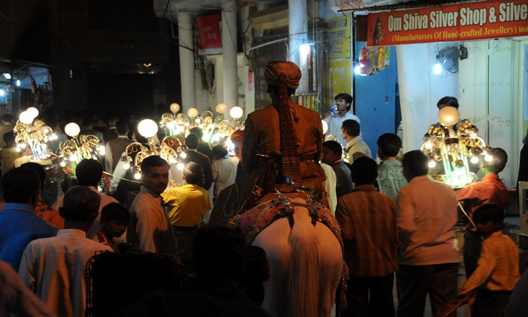 Lucknow में रेलवे अफसर की शादी में जा पहुंची मुंबई से गर्लफ्रेंड, जमकर काटा हंगामा