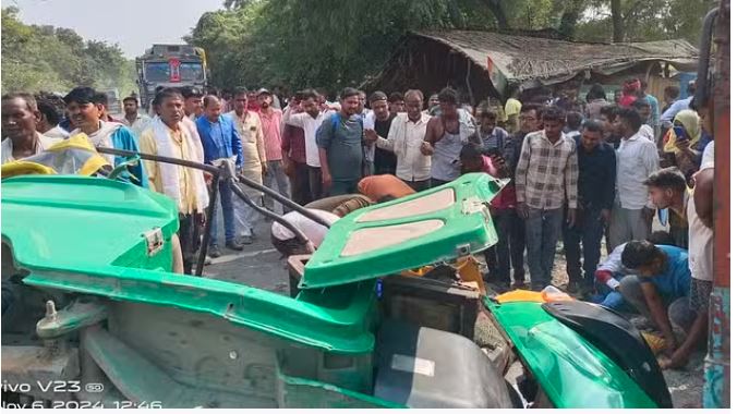 Hardoi Road Accident : अनियंत्रित होकर पलटा टेम्पो, अचानक सामने आया डीसीएम, सात लोगों की मौत