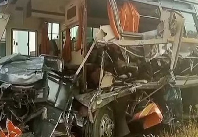 Horrific accident: फतेहपुर में बारातियों से भरी बस ट्रेलर में टकराई, तीन लोगो की मौत, 10 से अधिक लोग घायल