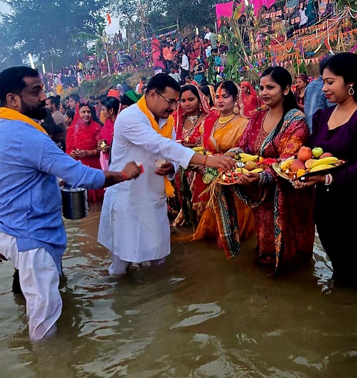 उगते सूर्य को अ‌र्घ्य देकर महिलाओं ने खोला व्रत,छठ घाट पर बैजू यादव ने दूध-फल किया वितरण