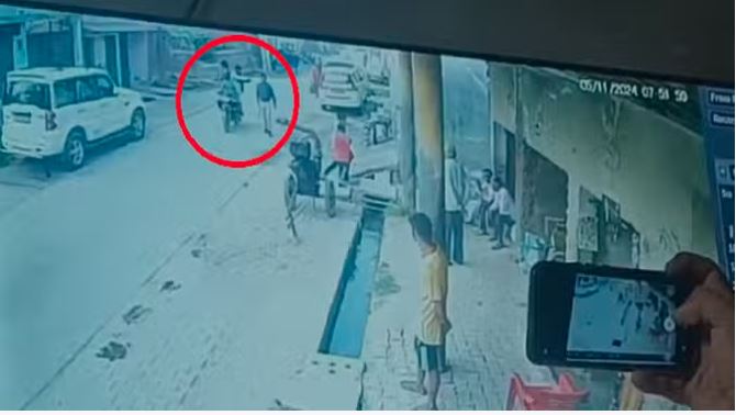 Disturbing Video : यूपी के मुरादाबाद जिले में प्रिंसिपल की बाइक सवार बदमाशों ने दिनदहाड़े गोली मारकर की हत्या