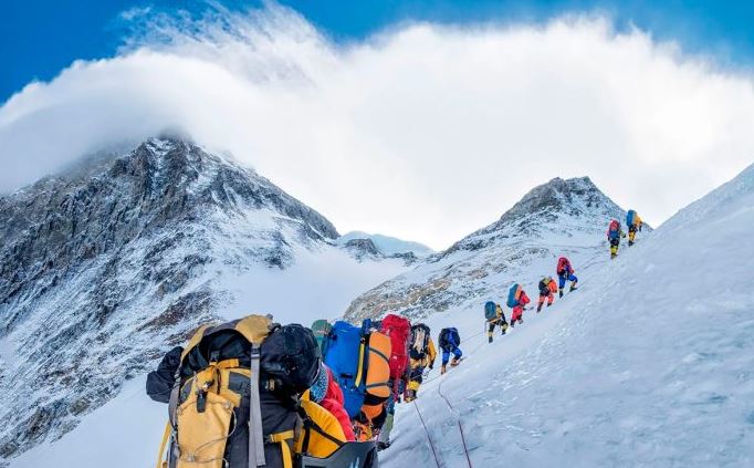 Nepal Autumn Mountaineering Season : नेपाल में 1,270 पर्वतारोहियों को 45 चोटियों पर चढ़ने की अनुमति मिली