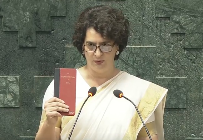 Priyanka Gandhi Oath: प्रियंका गांधी वाड्रा पहली बार बनीं सांसद; संविधान की प्रति हाथ में लेकर लोकसभा में ली शपथ