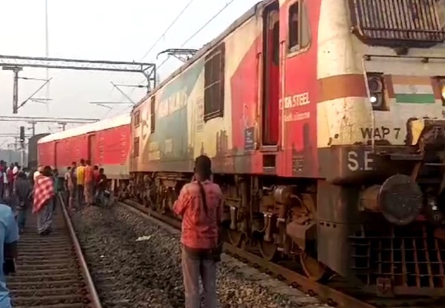 Train Accident : कोलकाता में सिकंदराबाद-शालीमार एक्सप्रेस के चार डिब्बे पटरी से उतरे, कई यात्री घायल