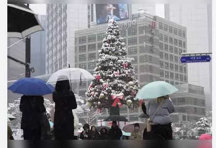 Seoul Snowstorm : सियोल में हुई भीषण बर्फबारी से सैकड़ों उड़ानें रद्द , यातायात भी बाधित हुआ