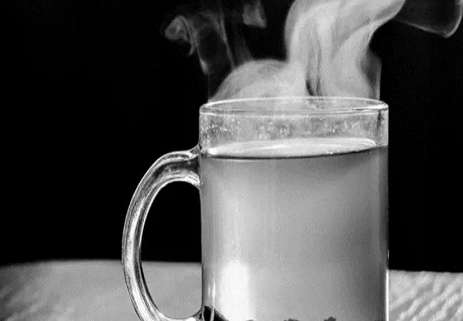 Side effects of drinking hot water: सर्दियों में करते है बहुत अधिक गर्म पानी का सेवन, तो जान लें इससे होने वाले नुकसान