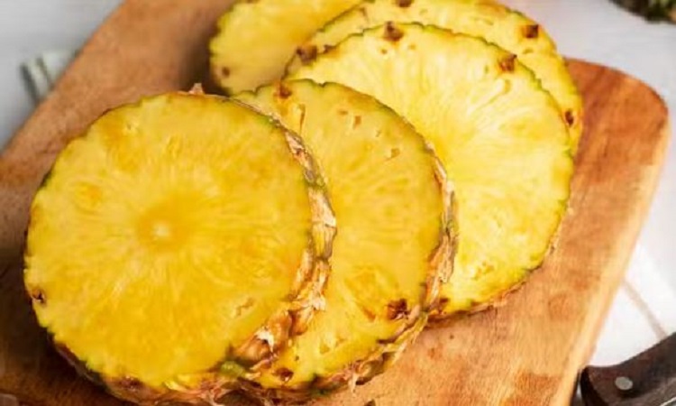 Side effects of pineapple: ऐसे लोगो को भूलकर भी नहीं करना चाहिए अनानास का सेवन, हो सकती हैं समस्याएं