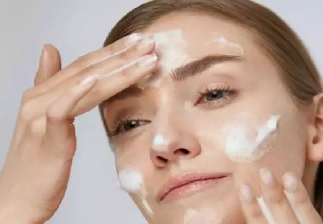 Skin care: फ्रिज में रखी मलाई में मिलाकर लगा लें ये चीजें, चमक के साथ साथ निखर उठेगा चेहरा