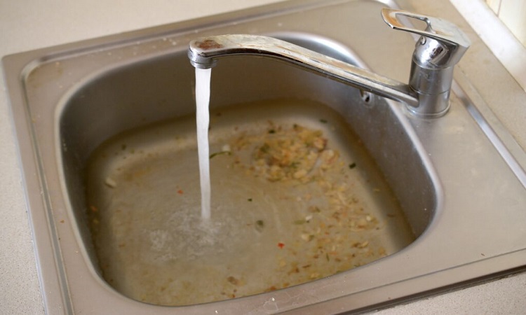 Trick to clean kitchen sink: आये दिन ब्लॉक होकर बहने लगता है सिंक तो फॉलो करें ये टिप्स